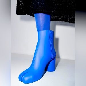 Tabi side-button detail ankle boots